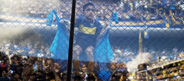 Un joven hincha de Boca Juniors en el partido entre su equipo y River Plate en la final de la Copa Libertadores de América - Sputnik Mundo