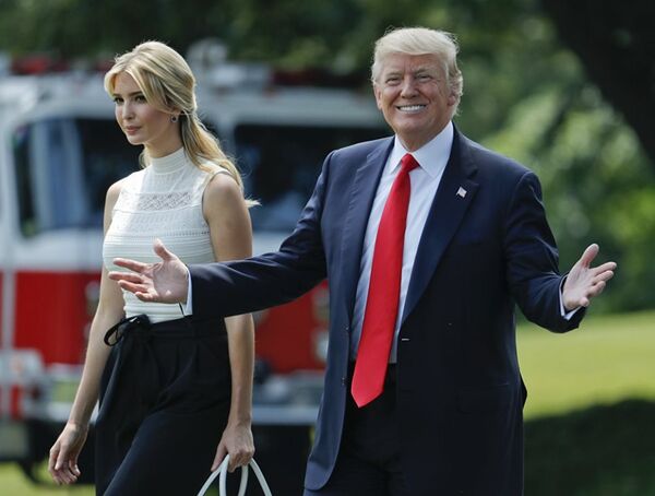 Donald Trump, presidente de EEUU, e Ivanka Trump, asesora presidencial - Sputnik Mundo