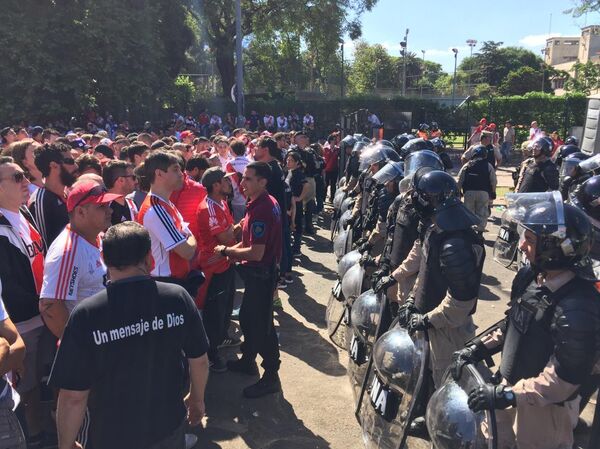 Las hinchas de River Plate ante la final de la Copa Libertadores 2018 Las hinchas de River Plate ante la final de la Copa Libertadores 2018 - Sputnik Mundo