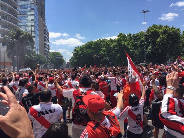 Las hinchas de River Plate ante la final de la Copa Libertadores 2018 Las hinchas de River Plate ante la final de la Copa Libertadores 2018 - Sputnik Mundo