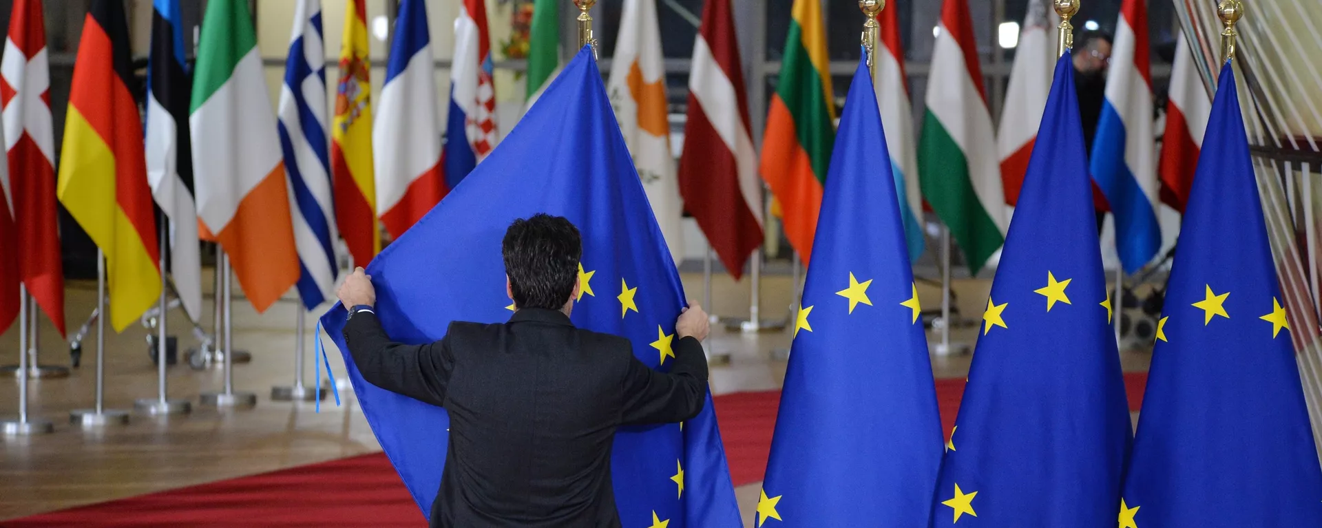 Las banderas de los países de la UE y bandera de la UE en Bruselas Las banderas de los países de la UE y bandera de la UE en Bruselas - Sputnik Mundo, 1920, 12.08.2021