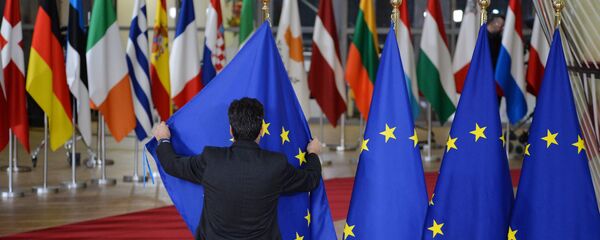Las banderas de los países de la UE y bandera de la UE en Bruselas - Sputnik Mundo