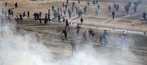 Las fuerzas de seguridad de EEUU emplean gas lacrimógeno para impedir el paso de migrantes - Sputnik Mundo