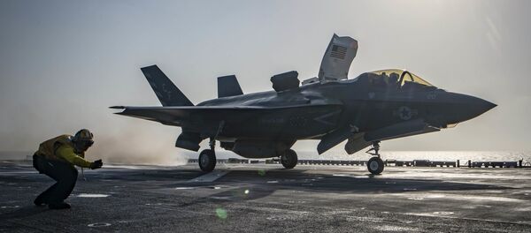 Un F-35B, caza de despegue corto y aterrizaje vertical, en la cubierta de un buque (archivo) - Sputnik Mundo