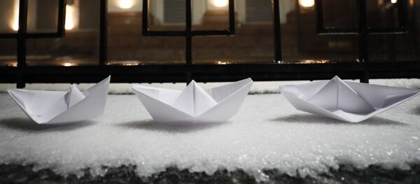 Barquitos de papel cerca de la Embajada de Rusia en Kiev, Ucrania - Sputnik Mundo