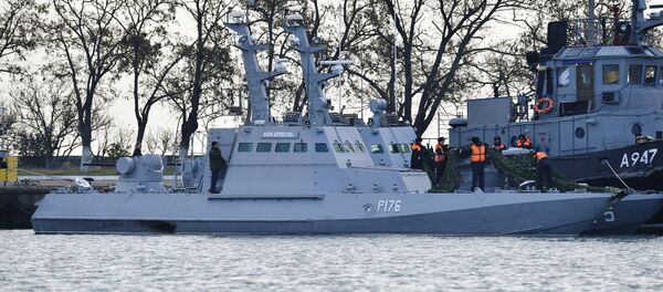 Las naves ucranianas Nikopol y Yani Kapu en el puerto de Kerch - Sputnik Mundo