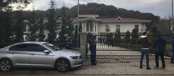 Policías y gendarmes turcos cerca de una finca de la provincia de Yalova Policías y gendarmes turcos cerca de una finca de la provincia de Yalova - Sputnik Mundo