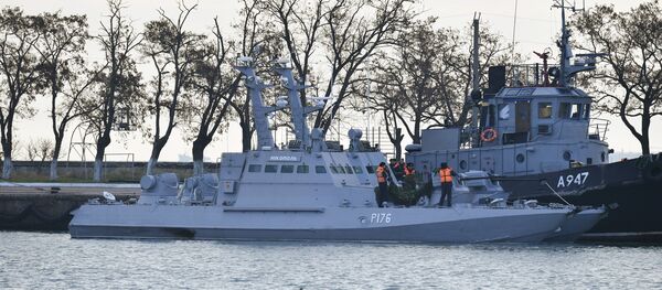 Las naves ucranianas Nikopol y Yani Kapu en el puerto de Kerch - Sputnik Mundo
