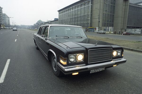 La limusina soviética ZIL-4104 en las calles de Moscú - Sputnik Mundo