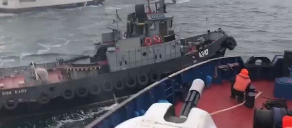 El momento exacto en el que los guardacostas rusos detuvieron a un buque ucraniano - Sputnik Mundo