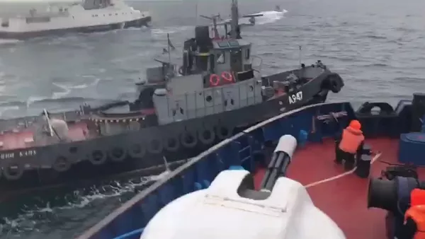 El momento exacto en el que los guardacostas rusos detuvieron a un buque ucraniano