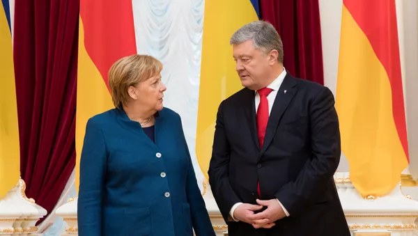 La canciller federal alemana, Angela Merkel, con el presidente ucraniano, Petró Poroshenko (archivo)