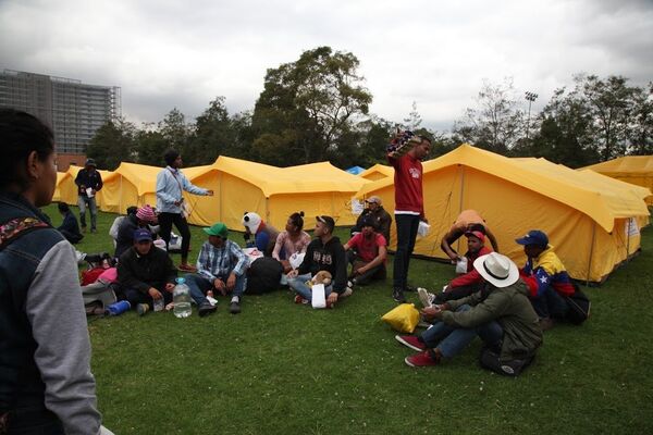 Inmigrantes venezolanos comparten en un albergue humanitario en Bogotá a donde fueron trasladados hace dos semanas. Sin embargo, varios de ellos se quejan de violaciones al manual de convivencia, robos y enfrentamientos por parte de los mismos extranjeros - Sputnik Mundo