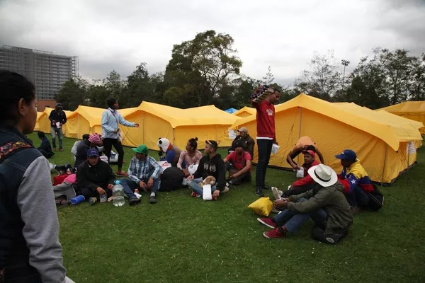 Inmigrantes venezolanos comparten en un albergue humanitario en Bogotá a donde fueron trasladados hace dos semanas. Sin embargo, varios de ellos se quejan de violaciones al manual de convivencia, robos y enfrentamientos por parte de los mismos extranjeros Inmigrantes venezolanos comparten en un albergue humanitario en Bogotá a donde fueron trasladados hace dos semanas. Sin embargo, varios de ellos se quejan de violaciones al manual de convivencia, robos y enfrentamientos por parte de los mismos extranjeros - Sputnik Mundo