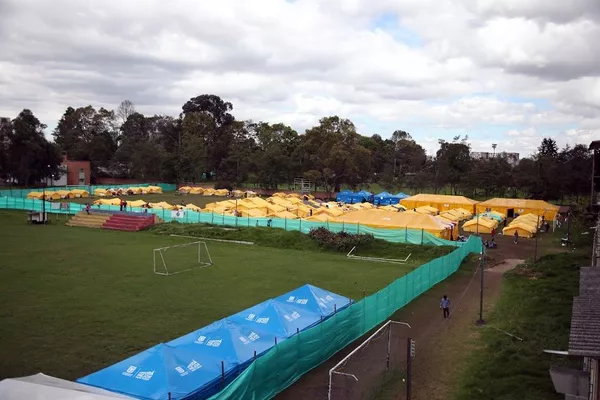 Desde los balcones de los edificios vecinos se observan las cerca de 60 carpas dispuestas por el distrito de Bogotá para atender a cerca de 300 inmigrantes venezolanos, lo que ha generado brotes de xenofobia entre algunos moradores y extranjeros Desde los balcones de los edificios vecinos se observan las cerca de 60 carpas dispuestas por el distrito de Bogotá para atender a cerca de 300 inmigrantes venezolanos, lo que ha generado brotes de xenofobia entre algunos moradores y extranjeros - Sputnik Mundo