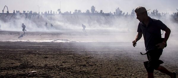 Migrante centroamericano huye del ataque de agentes de frontera estadounidenses en territorio mexicano Migrante centroamericano huye del ataque de agentes de frontera estadounidenses en territorio mexicano - Sputnik Mundo