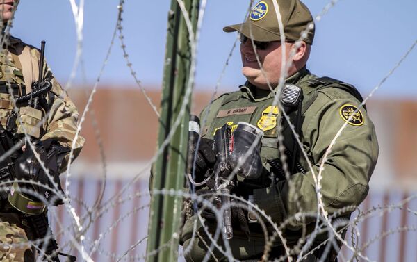 W. Vivian agente de la USBP (border patrol) que disparó gases lacrimógenos contra la manifestación de centroamericanos en territorio mexicano - Sputnik Mundo