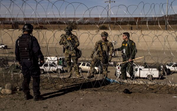 Elemento de la Policía Federal mexicana obedece las órdenes de los agentes de la USBP (border patrol norteamericana) - Sputnik Mundo