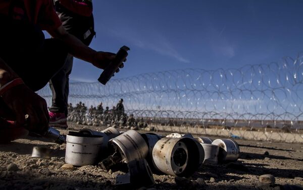 Cartuchos de gases lacrimógenos disparados por elementos de la USBP (border patrol) contra una manifestación en territorio mexicano - Sputnik Mundo