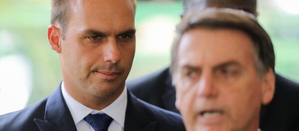 Eduardo Bolsonaro (izquierda), hijo del presidente electo de Brasil, Jair Bolsonaro (derecha) - Sputnik Mundo