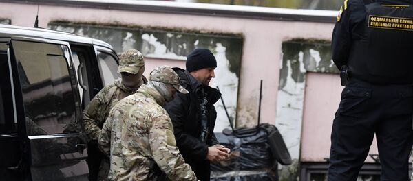 Uno de los marineros ucranianos (centro) detenidos en el estrecho de Kerch - Sputnik Mundo