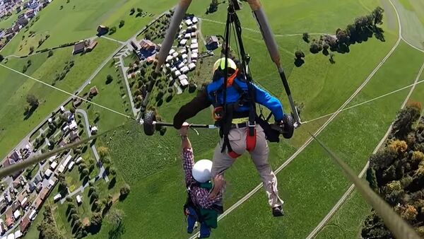 Pendiente de un hilo: un turista vuela en ala delta sin estar atado - Sputnik Mundo