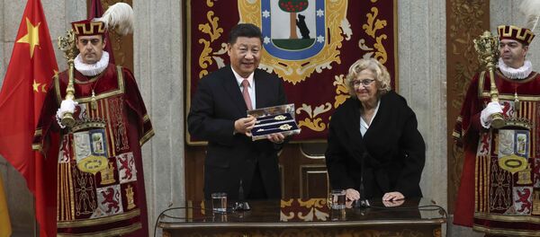 El presidente de China, Xi Jinping y la alcaldesa de Madrid, Manuela Carmena - Sputnik Mundo