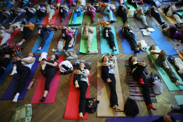 Personas practican yoga Personas practican yoga - Sputnik Mundo