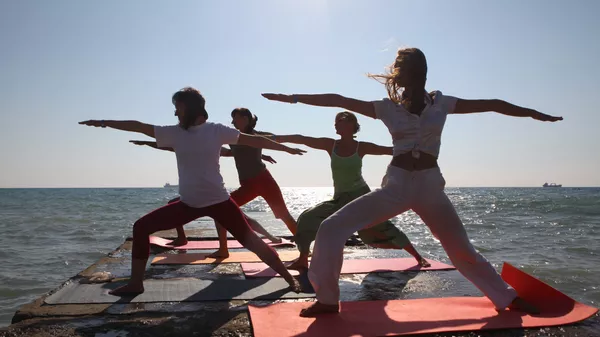 Personas practican yoga - Sputnik Mundo