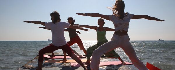 Personas practican yoga - Sputnik Mundo