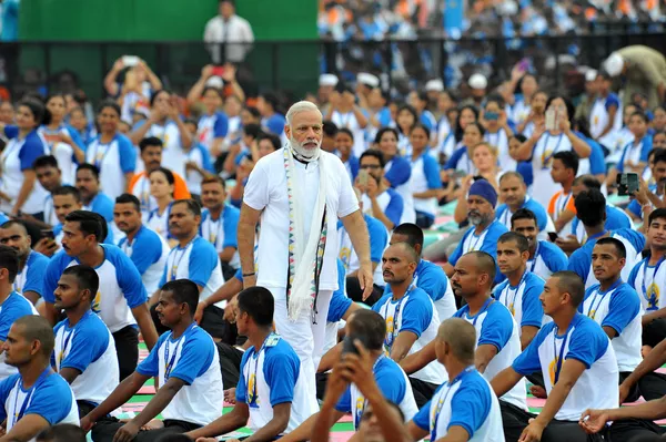 El primer ministro de la India, Narendra Modi, durante una sesión multitudinaria de yoga en 2016 El primer ministro de la India, Narendra Modi, durante una sesión multitudinaria de yoga en 2016 - Sputnik Mundo