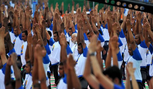 El primer ministro de la India, Narendra Modi, durante una sesión multitudinaria de yoga en 2016 - Sputnik Mundo