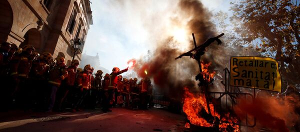 Las protestas frente al parlamento catalán Las protestas frente al parlamento catalán - Sputnik Mundo