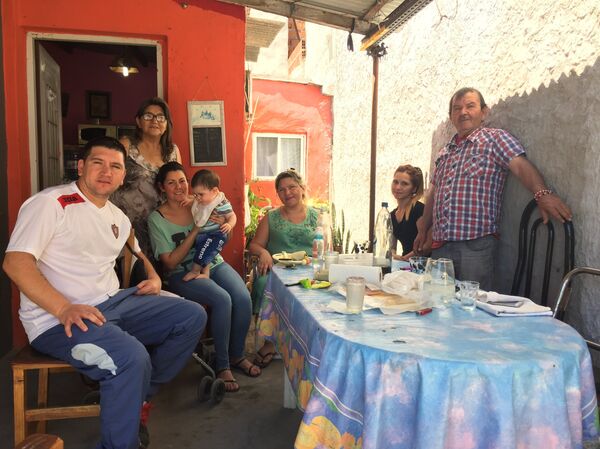 Eliana Silva almuerza junto a su familia Eliana Silva almuerza junto a su familia - Sputnik Mundo