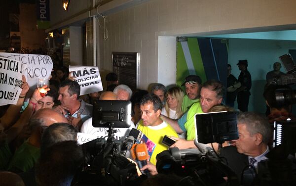 Manifestantes piden justicia frente a la comisaría Manifestantes piden justicia frente a la comisaría - Sputnik Mundo