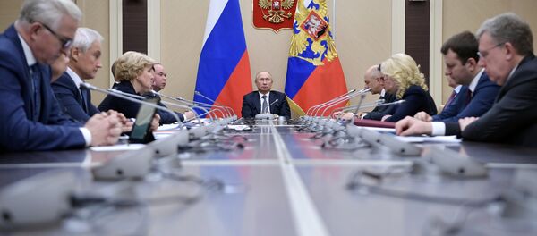Vladímir Putin, presidente ruso, durante la reunión con miembros del Gobierno - Sputnik Mundo
