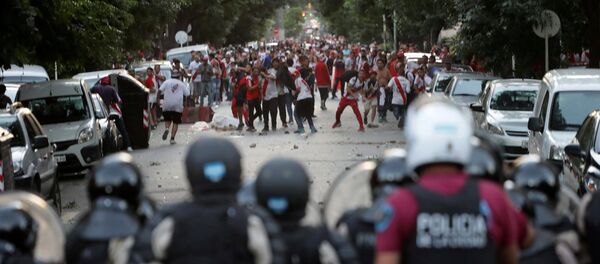 Hinchas de River Plate se enfrentan con la policía antidisturbios el día del partido de vuelta de la Copa Libertadores de América - Sputnik Mundo