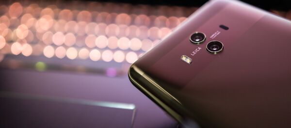 Un teléfono inteligente de la marca Huawei - Sputnik Mundo