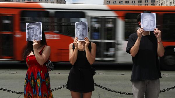 Los chilenos con el retrato del comunero mapuche Camilo Catrillanca - Sputnik Mundo