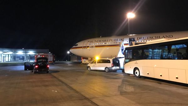 El avión de la canciller alemana Angela Merkel en el aeropuero de Colonia El avión de la canciller alemana Angela Merkel en el aeropuero de Colonia - Sputnik Mundo