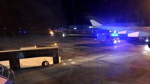 Automóvil de bomberos visto desde el avión de Angela Merkel en el aeropuero de Colonia - Sputnik Mundo