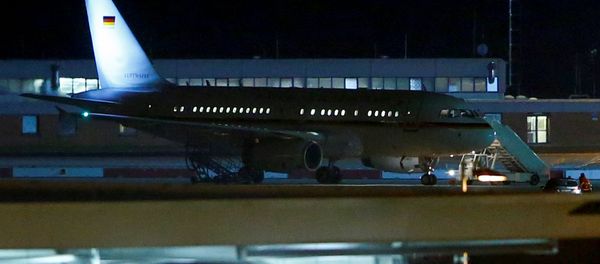 El avión de la canciller alemana Angela Merkel en el aeropuero de Colonia El avión de la canciller alemana Angela Merkel en el aeropuero de Colonia - Sputnik Mundo