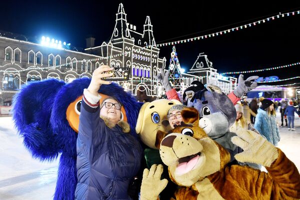 La pista de hielo más importante de Moscú abre sus puertas en la Plaza Roja - Sputnik Mundo