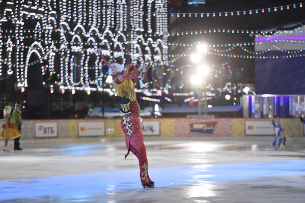 La pista de hielo más importante de Moscú abre sus puertas en la Plaza Roja - Sputnik Mundo