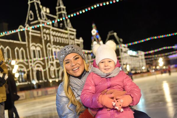 La pista de hielo más importante de Moscú abre sus puertas en la Plaza Roja - Sputnik Mundo