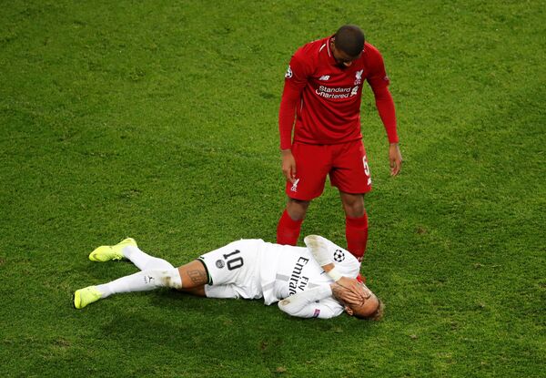El futbolista brasileño, Neymar, tendido sobre el césped durante el partido entre el Paris Saint-Germain y el Liverpool, celebrado en el marco de la Liga de Campeones el 28 de noviembre de 2018 - Sputnik Mundo