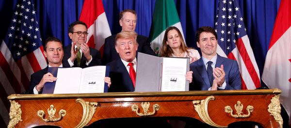 El presidente de Mexico, Enrique Peña Nieto, el presidente de EEUU, Donald Trump, y el primer ministro de Canadá, Justin Trudeau El presidente de Mexico, Enrique Peña Nieto, el presidente de EEUU, Donald Trump, y el primer ministro de Canadá, Justin Trudeau - Sputnik Mundo