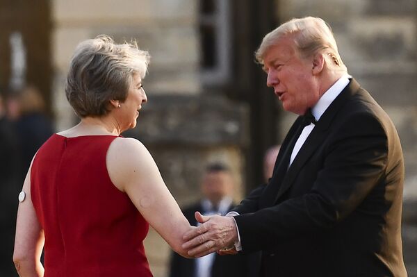El botón blanco de Theresa May fue visto en julio cuando recibió en Londres a Donald Trump  - Sputnik Mundo