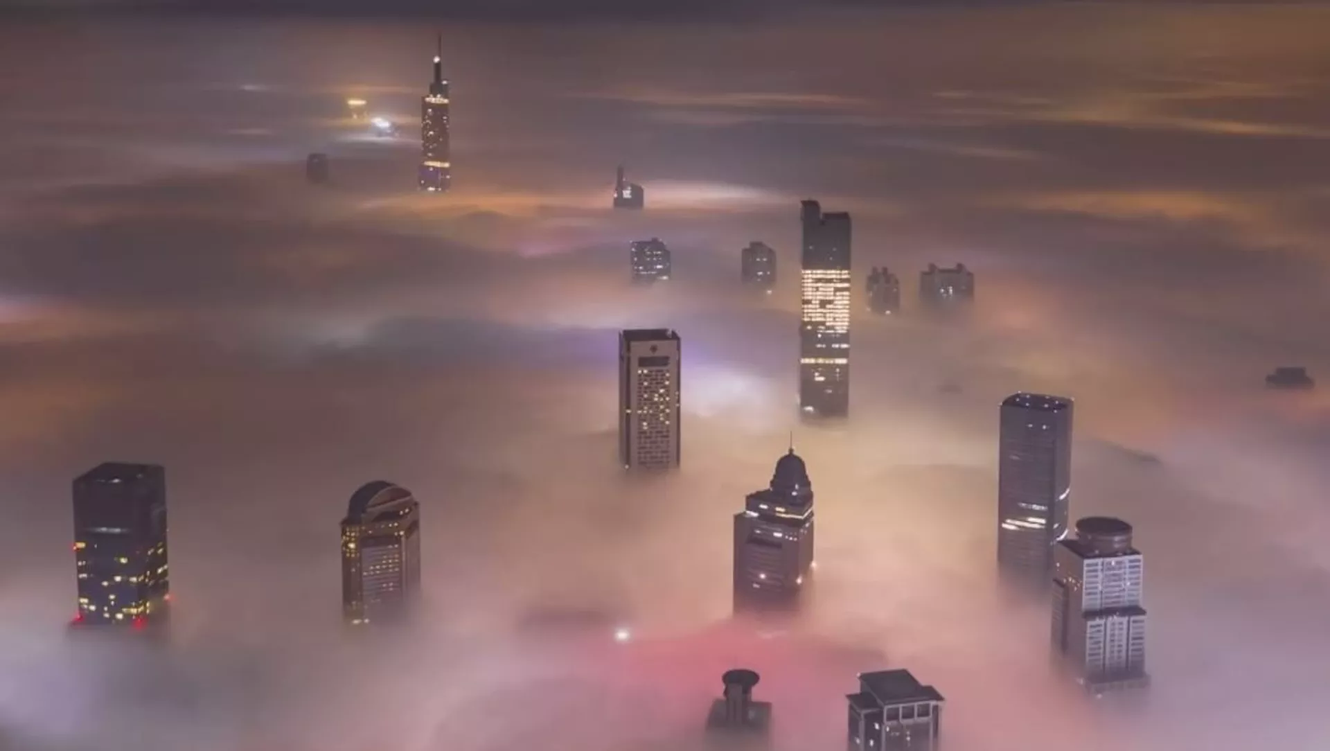 La niebla 'se traga' una ciudad china