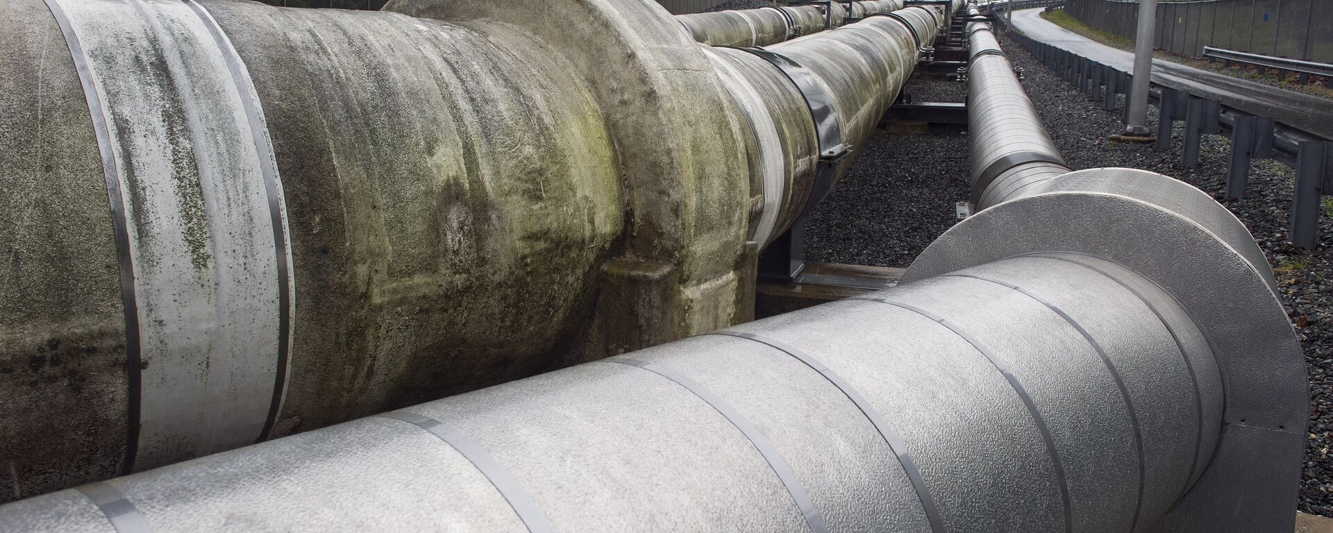 Unas tuberías que trasladan el gas natural licuado (archivo) - Sputnik Mundo, 1920, 05.08.2020